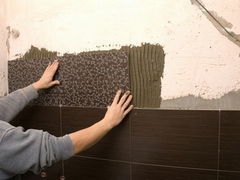 Укладка керамической плитки, мрамора, керамогранита или иных облицовочных материалов на стены